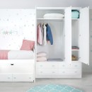 Chambre enfant avec lit 2 couchages et armoire 3 étagères Linéaire