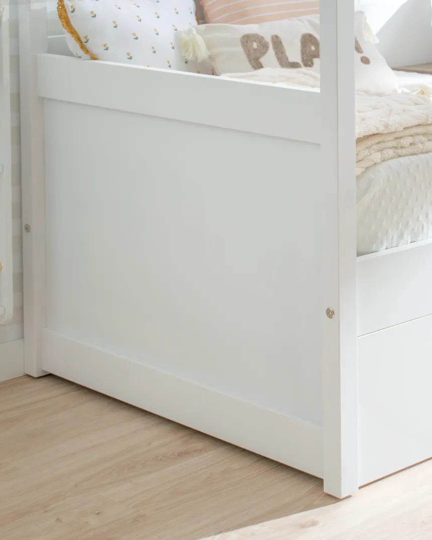 Focus sur le pied du lit gigogne cabane blanc toit