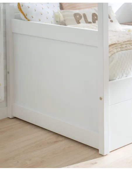 Focus sur le pied du lit gigogne cabane blanc toit