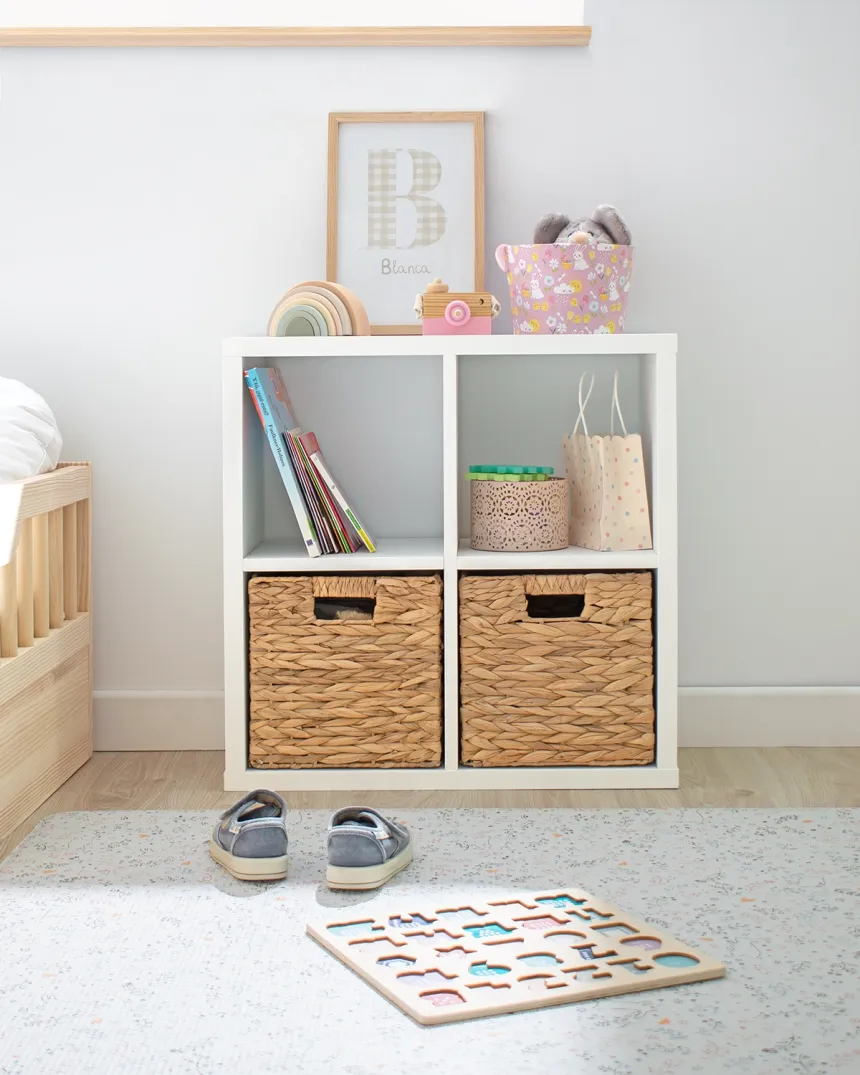 Meuble de rangement carré 60 cm à 4 cases avec panier en osier