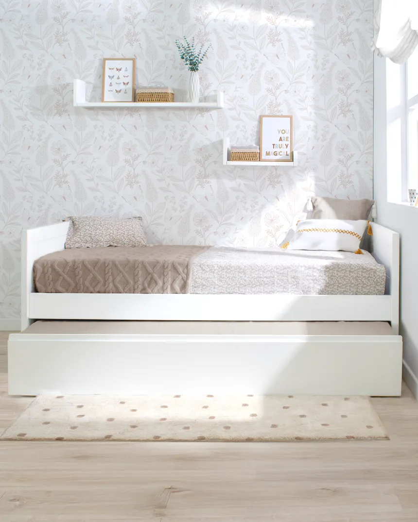 Lit gigogne Linéaire avec étagère murale en décoration.