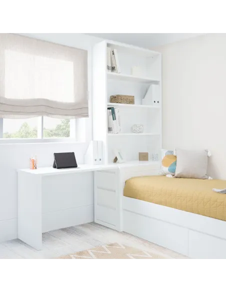 Chambre ado avec coin bureau et étagères de rangement. Linéaire