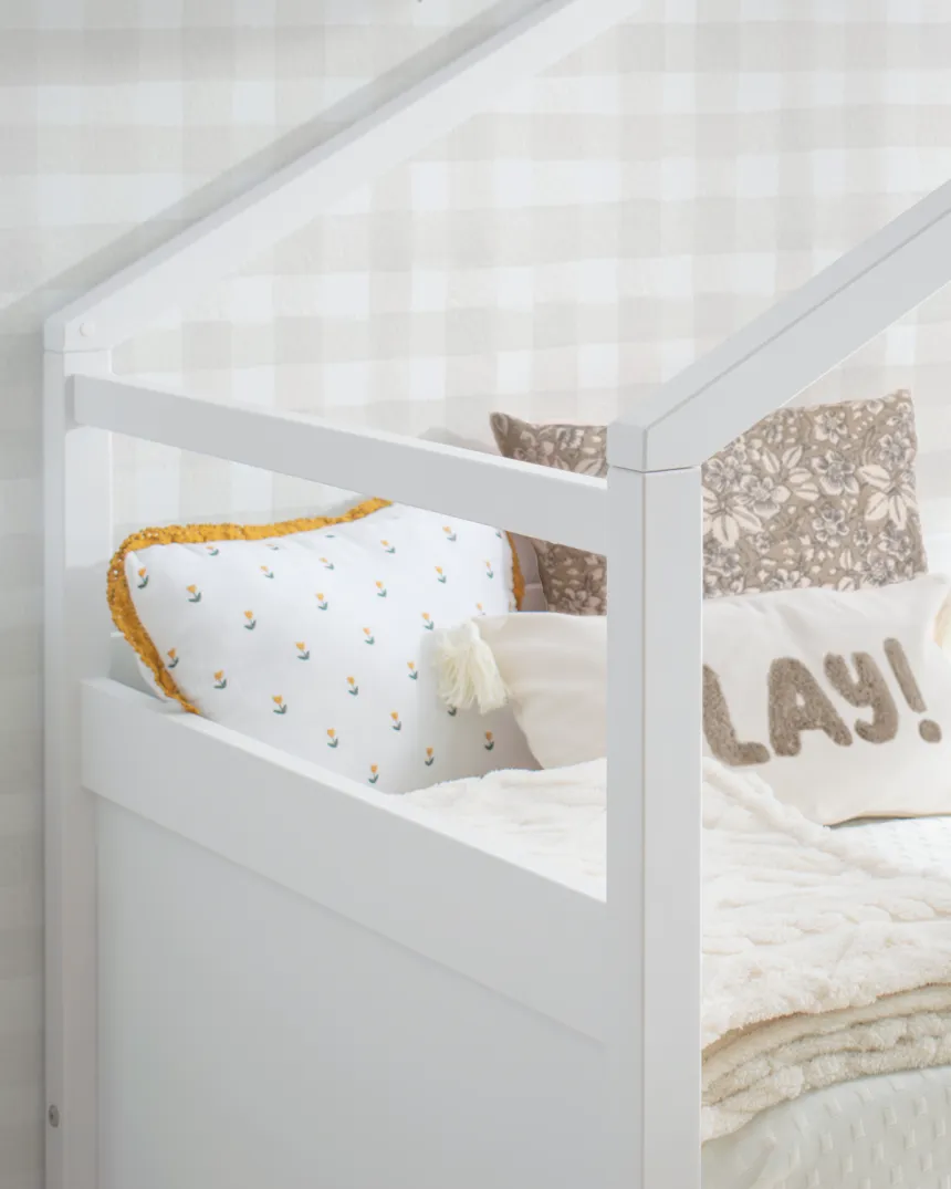 Zoom sur la fixation du toit amovible du lit gigogne cabane blanc toit