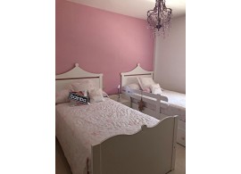 Chambre enfant avec barrière de lit