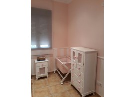 Chambre enfant. Chiffonnier et table de chevet avec rideau