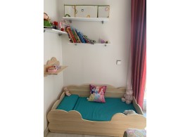 Chambre avec le lit Montessori Nuage en bois naturel