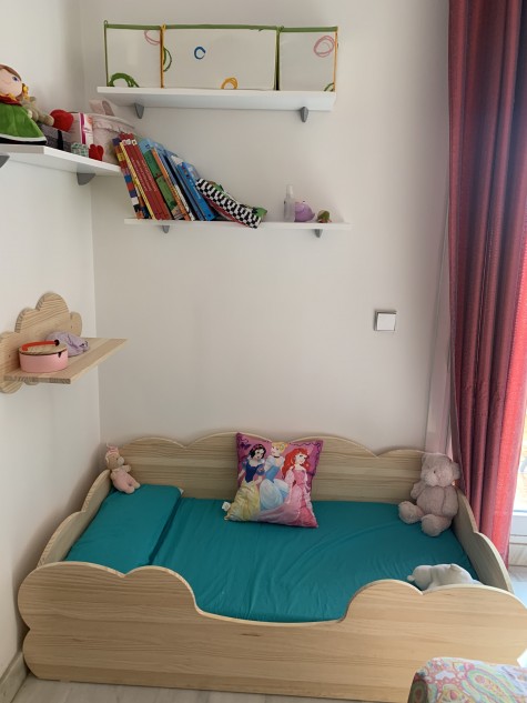 Chambre avec le lit Montessori Nuage en bois naturel
