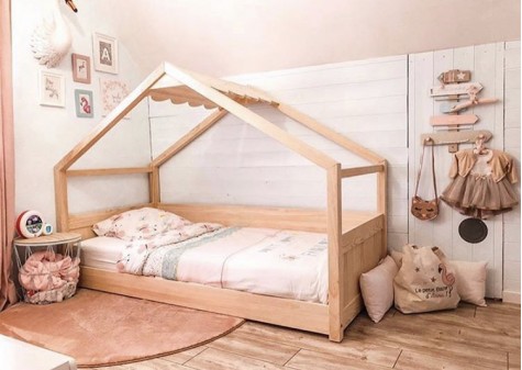 Anna aime son lit Cabane Montessori avec toit