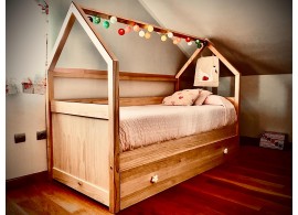 Lit gigogne pour enfant. Lit cabane en bois naturel