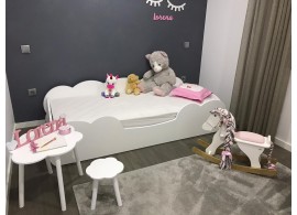 Chambre Montessori nuage avec lit et table