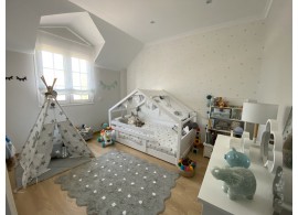 Chambre avec lit cabane montessori blanc