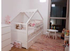 Chambre avec lit cabane gigogne et table et tabourets nuage