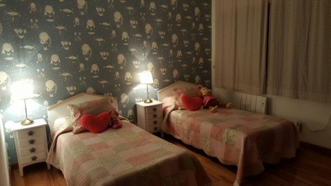 Tête de lit Cabane Nordique et table de chevet enfant avec tiroirs
